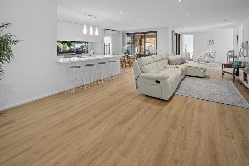 Photo - 15 Brentwick Drive, Craigieburn VIC 3064 - Image 4