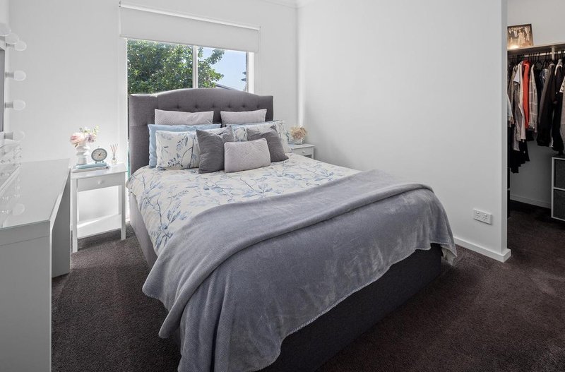 Photo - 15 Brentwick Drive, Craigieburn VIC 3064 - Image 9
