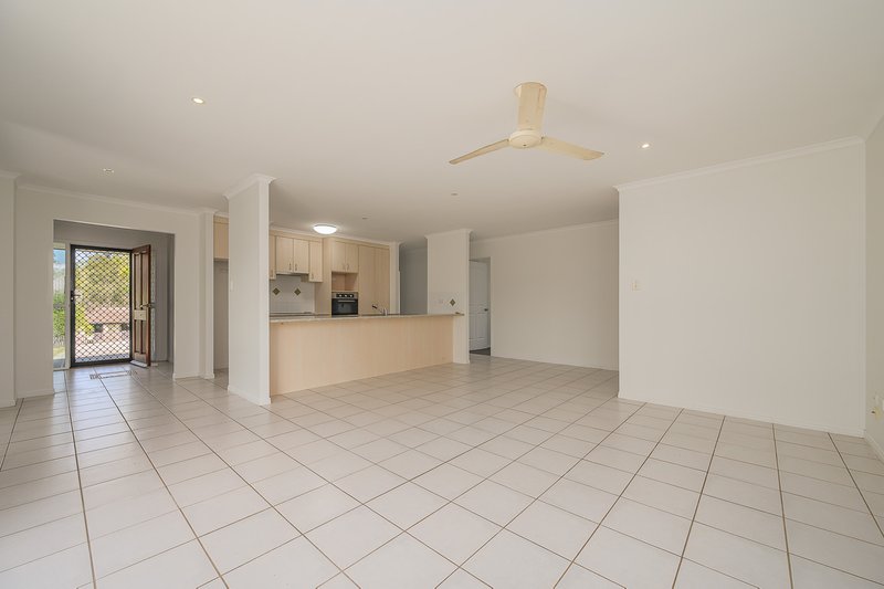 Photo - 15 Bridgeman Place, New Auckland QLD 4680 - Image 5