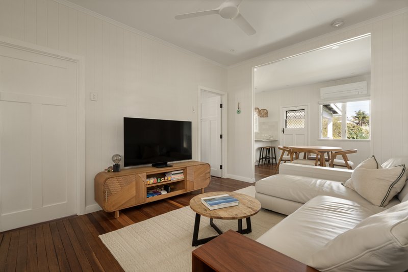 Photo - 15 Broula Street, Stafford Heights QLD 4053 - Image 2