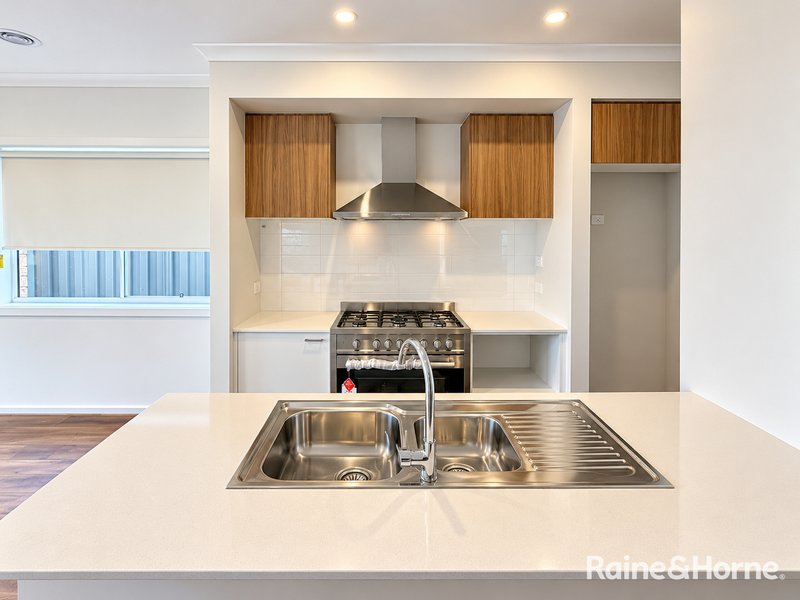 Photo - 15 Bucco Drive, Tarneit VIC 3029 - Image 4
