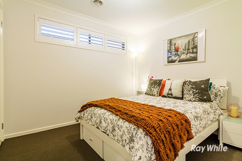 Photo - 15 Canmore Street, Cranbourne East VIC 3977 - Image 5