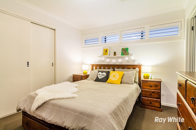 Photo - 15 Canmore Street, Cranbourne East VIC 3977 - Image 6