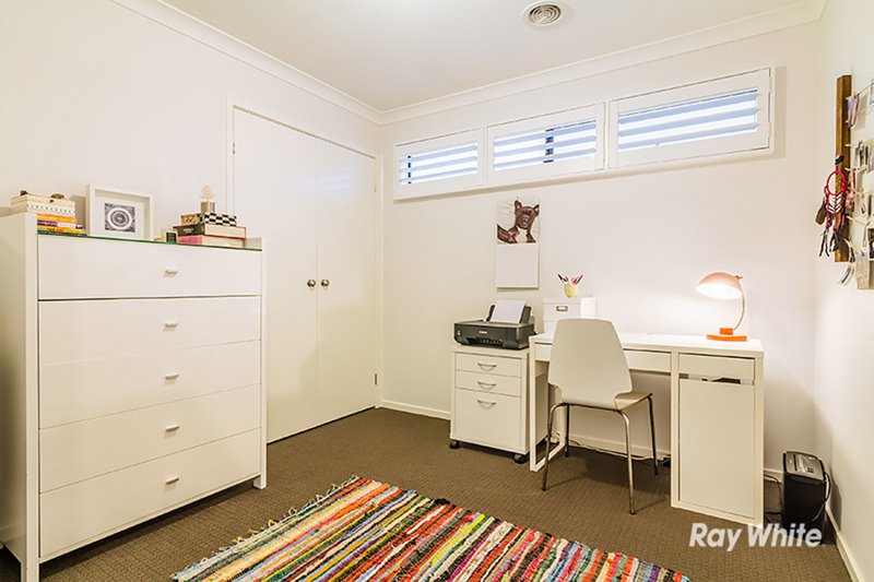 Photo - 15 Canmore Street, Cranbourne East VIC 3977 - Image 7