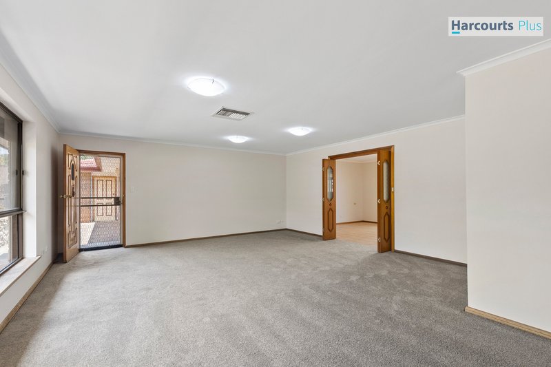 Photo - 15 Caprice Street, Hallett Cove SA 5158 - Image 3