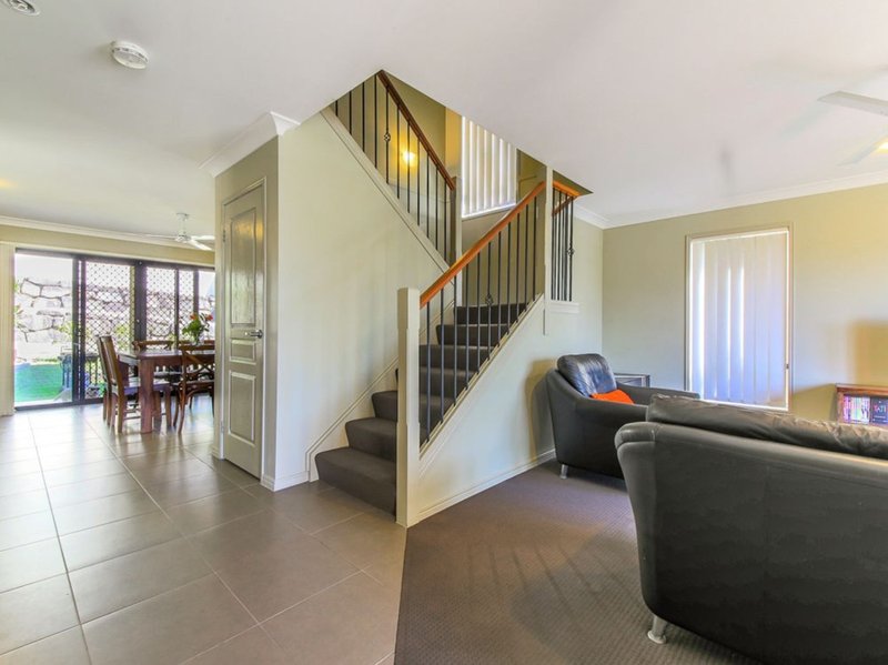 Photo - 15 Caragh Crescent, Oxenford QLD 4210 - Image 4