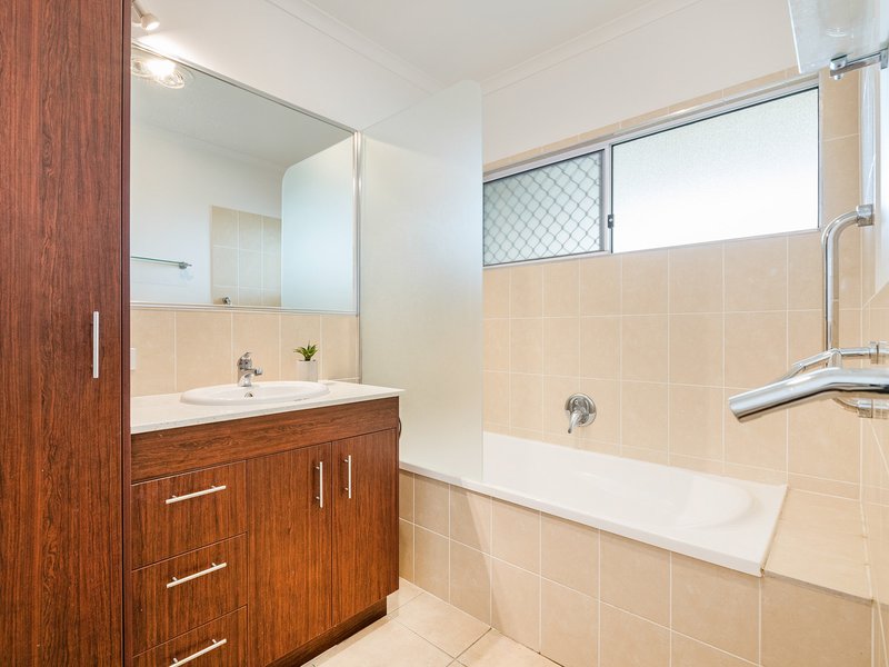 Photo - 15 Carnelian Street, Holland Park QLD 4121 - Image 7