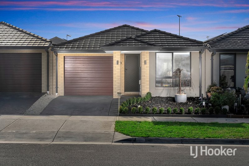 15 Cartwright Grove, Cranbourne East VIC 3977