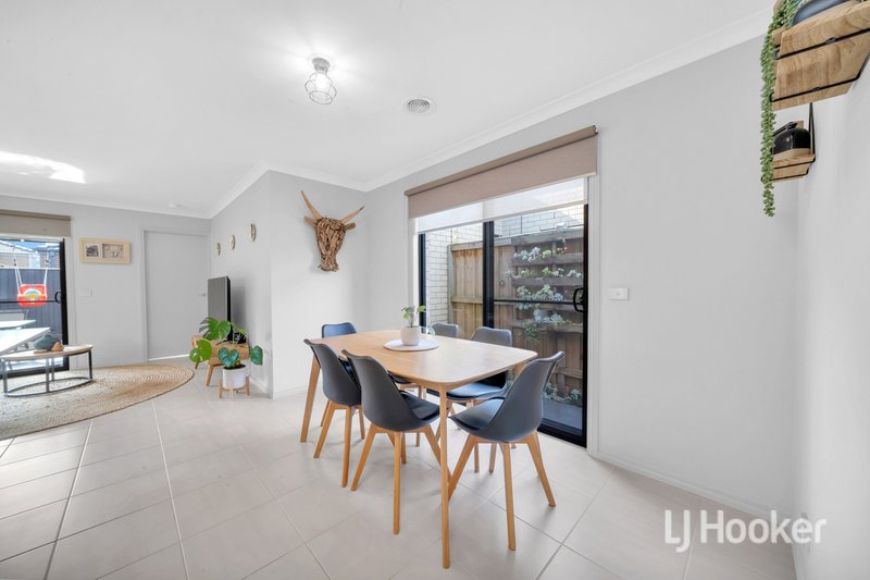 Photo - 15 Cartwright Grove, Cranbourne East VIC 3977 - Image 5