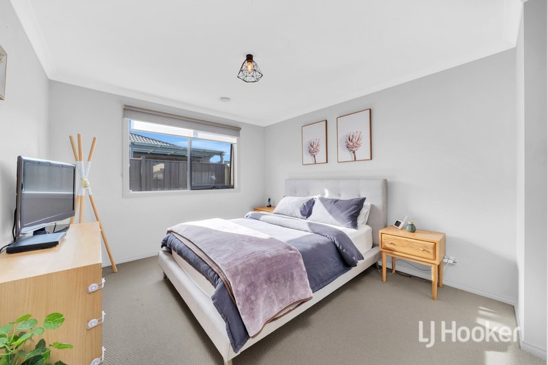 Photo - 15 Cartwright Grove, Cranbourne East VIC 3977 - Image 8