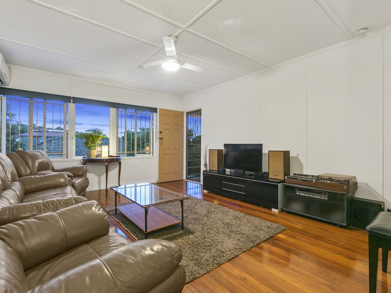 Photo - 15 Casmaria Street, Mansfield QLD 4122 - Image 2