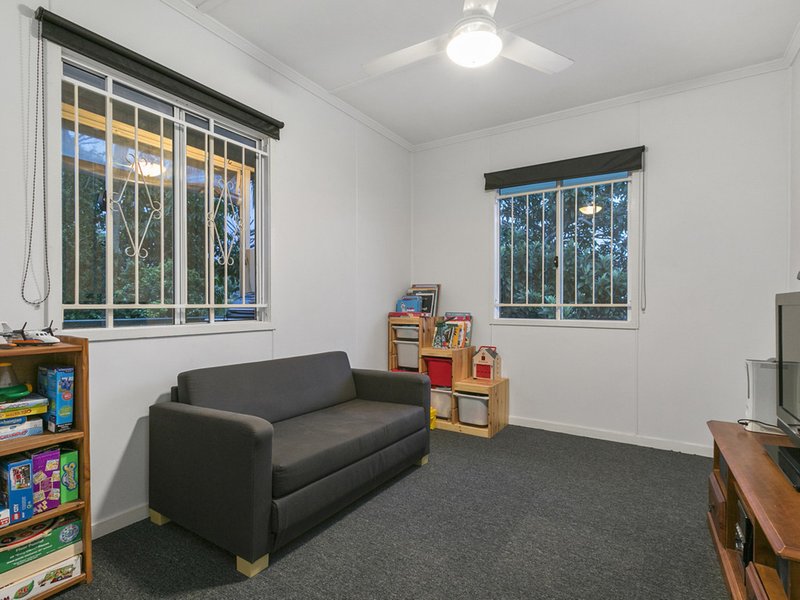 Photo - 15 Casmaria Street, Mansfield QLD 4122 - Image 14