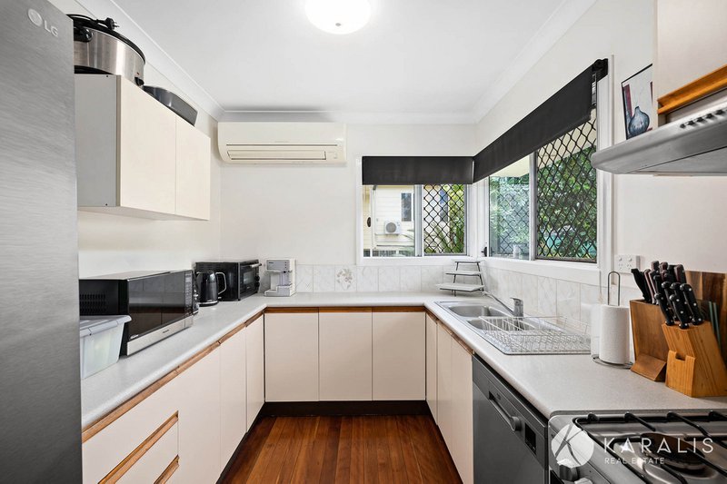 Photo - 15 Casmaria Street, Mansfield QLD 4122 - Image 12