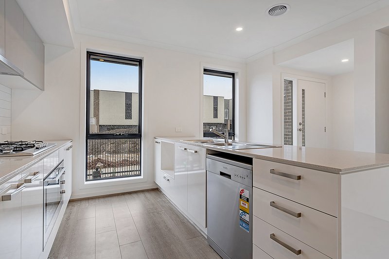 Photo - 15 Cerulean Walk, Craigieburn VIC 3064 - Image 3
