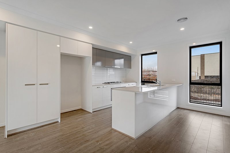 Photo - 15 Cerulean Walk, Craigieburn VIC 3064 - Image 4