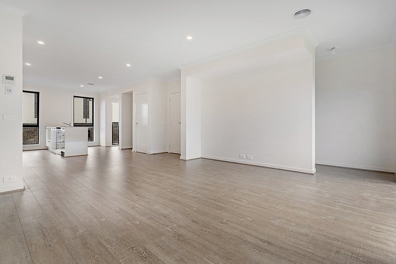 Photo - 15 Cerulean Walk, Craigieburn VIC 3064 - Image 5