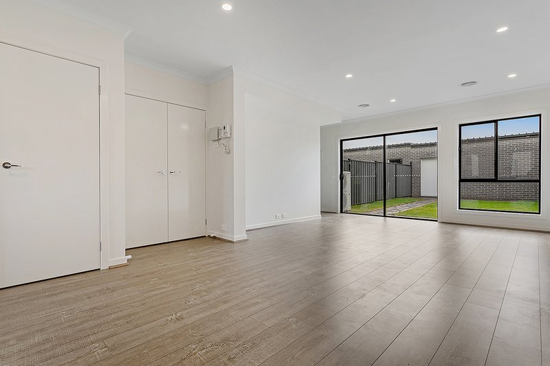 Photo - 15 Cerulean Walk, Craigieburn VIC 3064 - Image 6