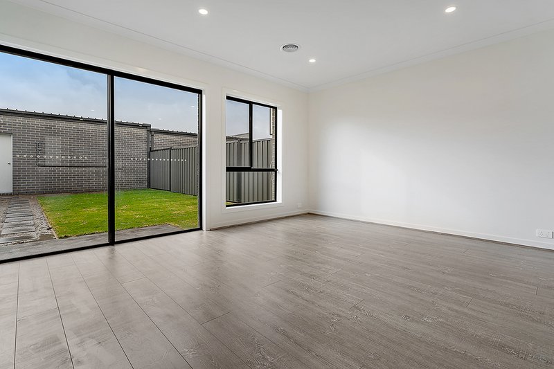 Photo - 15 Cerulean Walk, Craigieburn VIC 3064 - Image 7