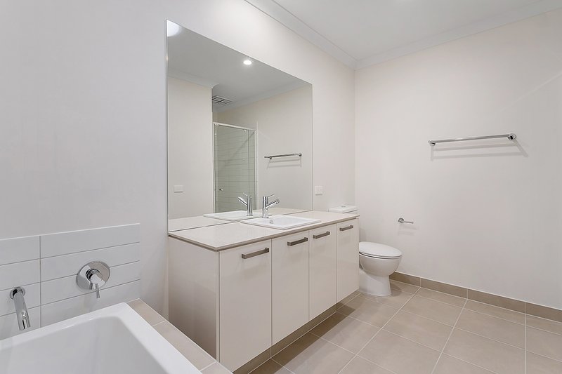 Photo - 15 Cerulean Walk, Craigieburn VIC 3064 - Image 8