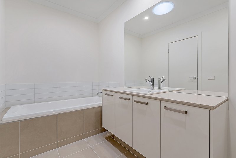 Photo - 15 Cerulean Walk, Craigieburn VIC 3064 - Image 9