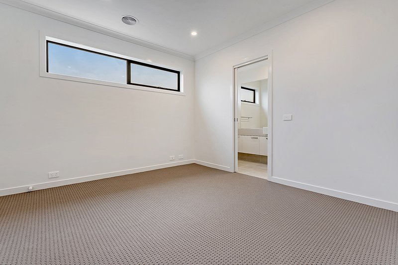 Photo - 15 Cerulean Walk, Craigieburn VIC 3064 - Image 11