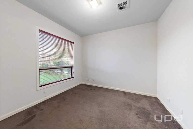 Photo - 15 Chedgey Drive, St Albans VIC 3021 - Image 4