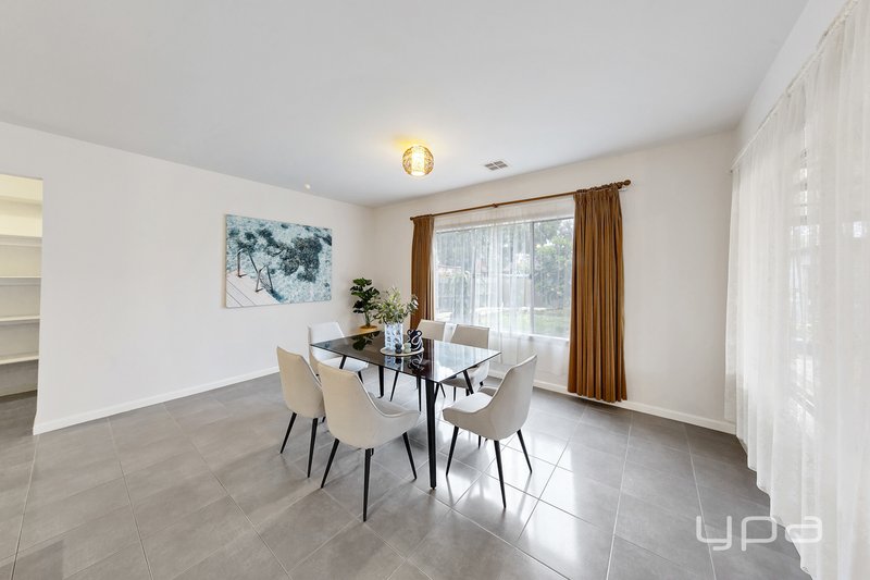 Photo - 15 Chedgey Drive, St Albans VIC 3021 - Image 16