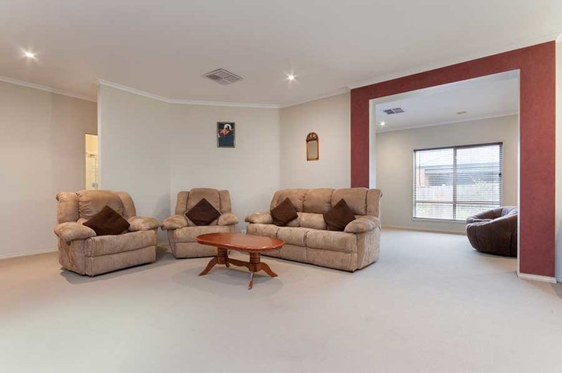 Photo - 15 Claremont Street, Craigieburn VIC 3064 - Image 4