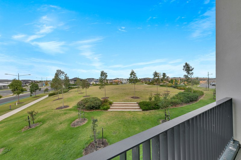 Photo - 15 Clarence Walk, Mickleham VIC 3064 - Image 7