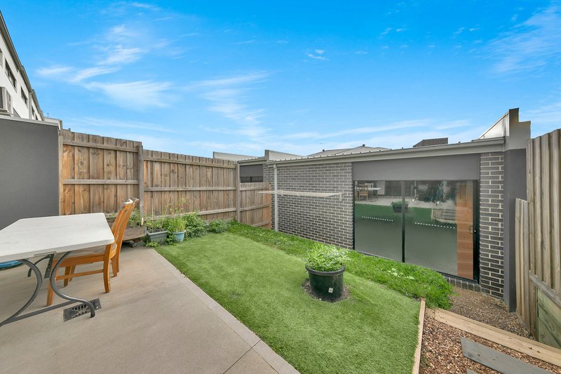 Photo - 15 Clarence Walk, Mickleham VIC 3064 - Image 8