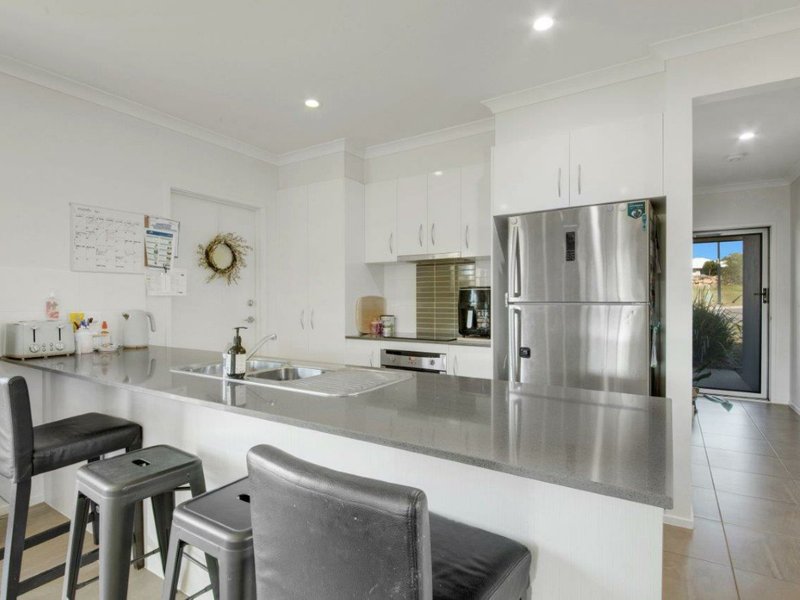 Photo - 15 Clover Crescent, Boyne Island QLD 4680 - Image 2