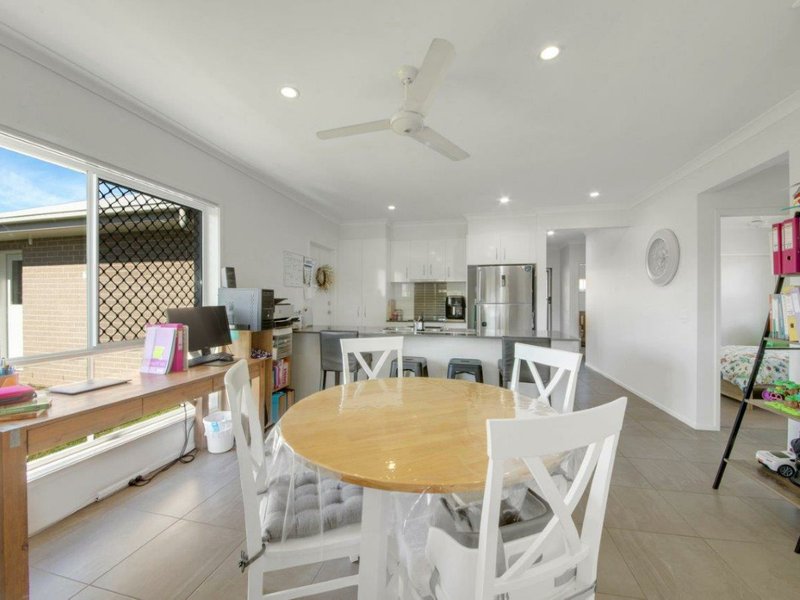 Photo - 15 Clover Crescent, Boyne Island QLD 4680 - Image 5