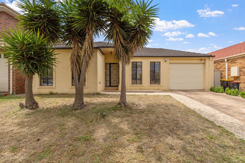 15 Cobblestone Green, Caroline Springs VIC 3023