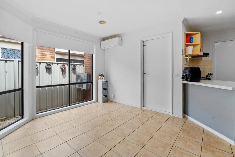 Photo - 15 Cobblestone Green, Caroline Springs VIC 3023 - Image 7