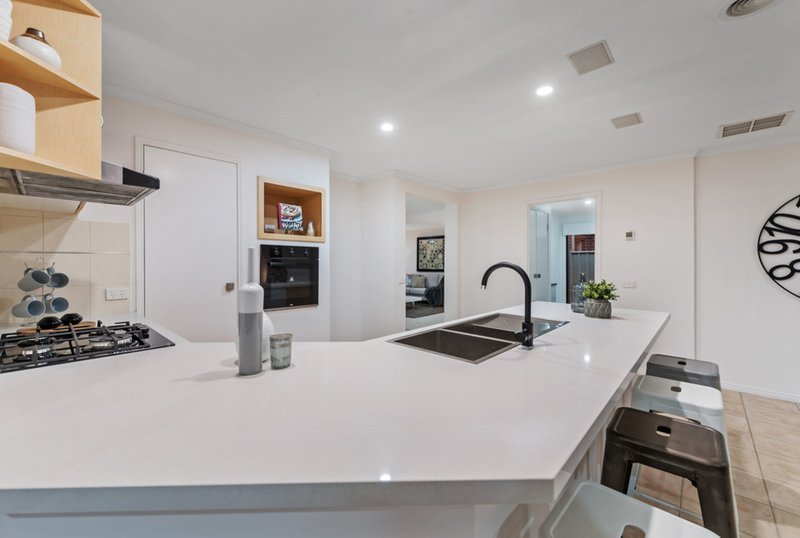 Photo - 15 Cobblestone Green, Caroline Springs VIC 3023 - Image 8