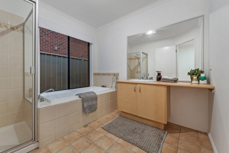 Photo - 15 Cobblestone Green, Caroline Springs VIC 3023 - Image 15