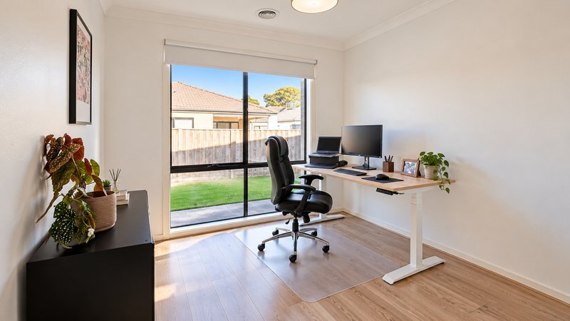 Photo - 15 Cooma Place, Burnside Heights VIC 3023 - Image 9