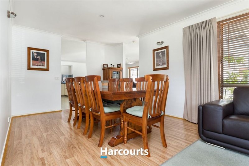 Photo - 15 County Drive, Berwick VIC 3806 - Image 6