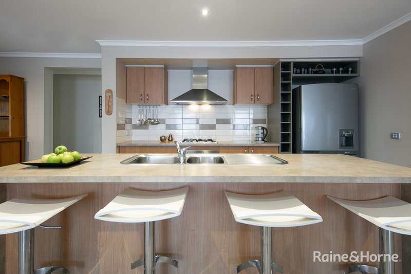 Photo - 15 Cover Drive, Sunbury VIC 3429 - Image 5