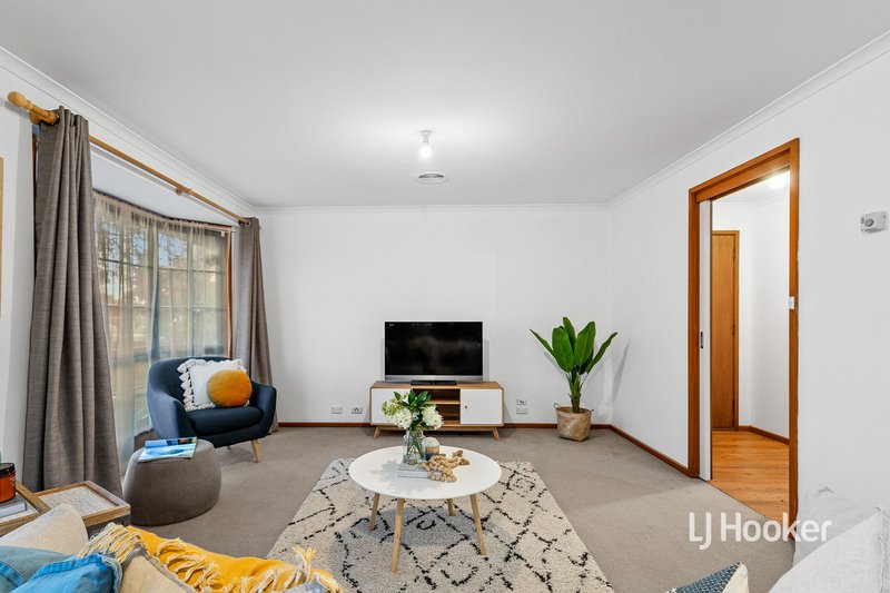 Photo - 15 Creswell Court, Altona Meadows VIC 3028 - Image 4