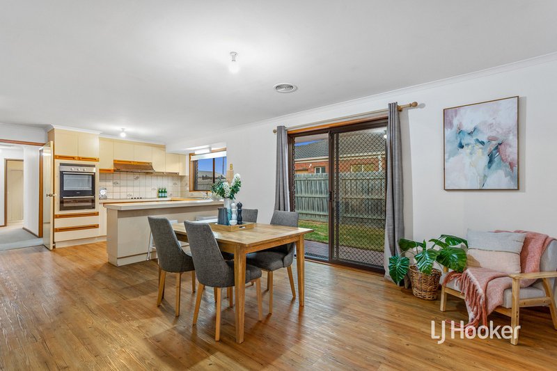 Photo - 15 Creswell Court, Altona Meadows VIC 3028 - Image 6