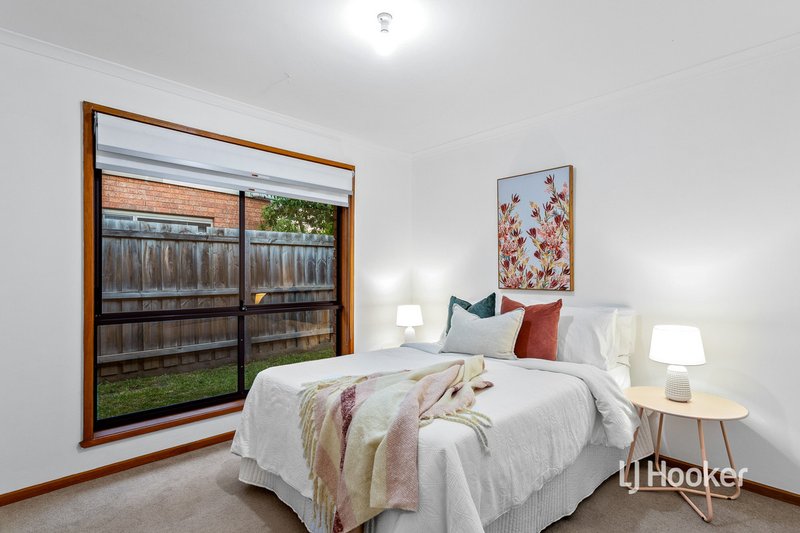 Photo - 15 Creswell Court, Altona Meadows VIC 3028 - Image 11