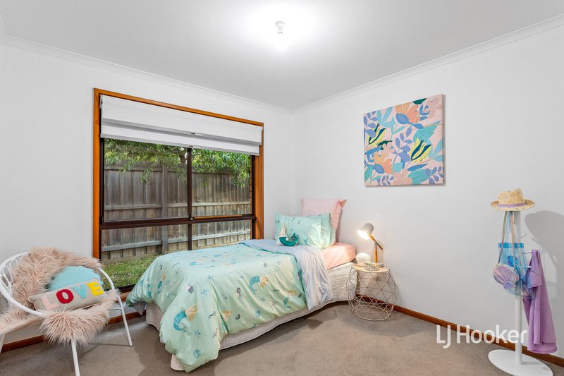 Photo - 15 Creswell Court, Altona Meadows VIC 3028 - Image 12