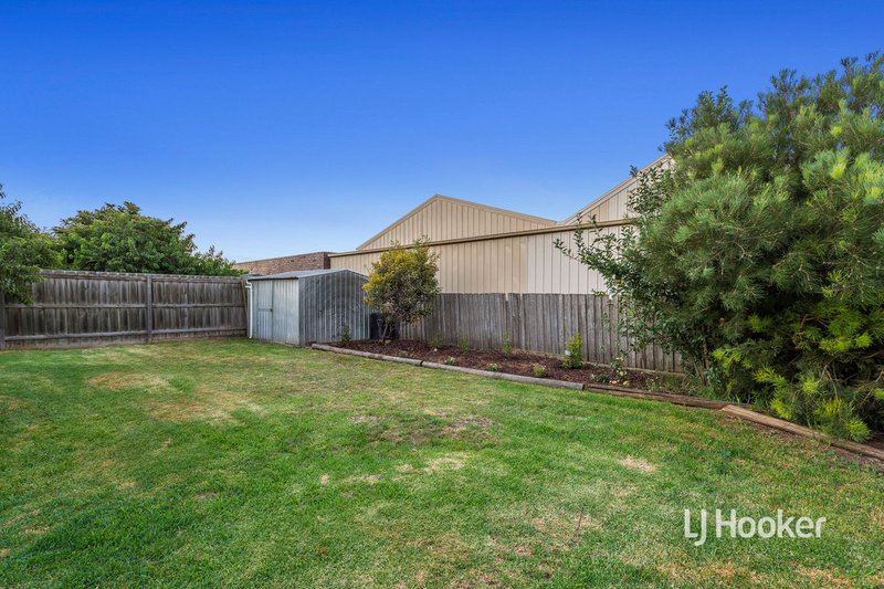 Photo - 15 Creswell Court, Altona Meadows VIC 3028 - Image 14