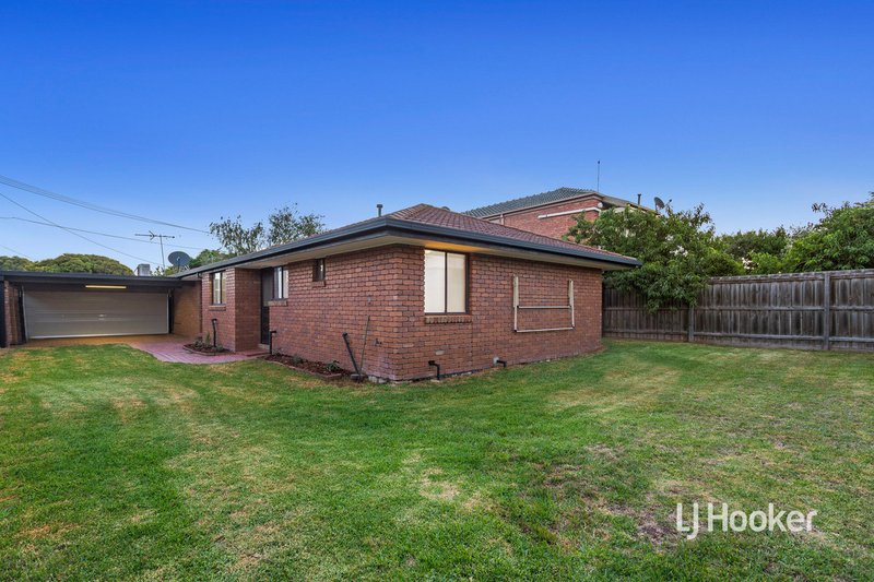 Photo - 15 Creswell Court, Altona Meadows VIC 3028 - Image 15