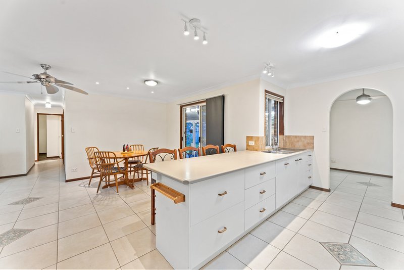 Photo - 15 Crystelle Court, Murrumba Downs QLD 4503 - Image 7