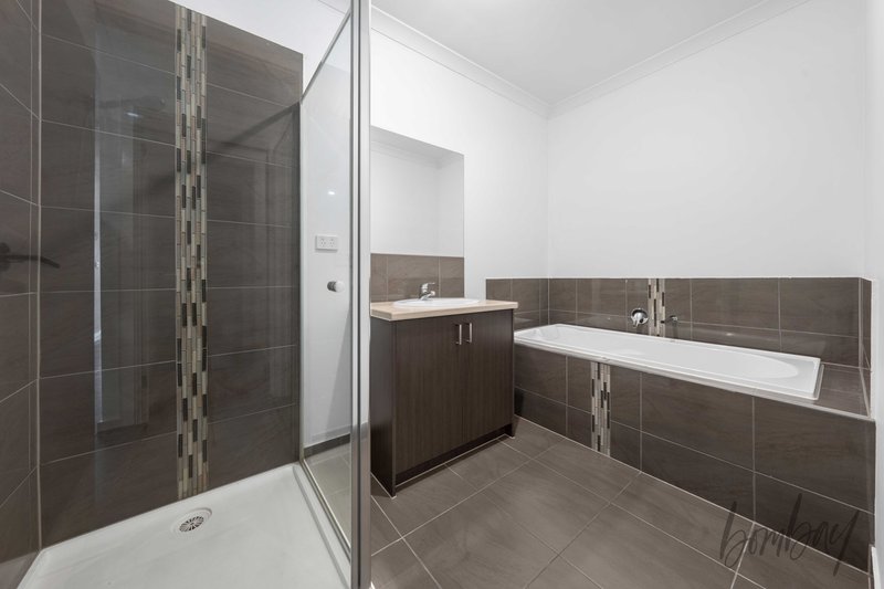 Photo - 15 Degraves Street, Mickleham VIC 3064 - Image 5