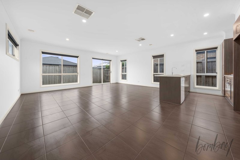 Photo - 15 Degraves Street, Mickleham VIC 3064 - Image 9