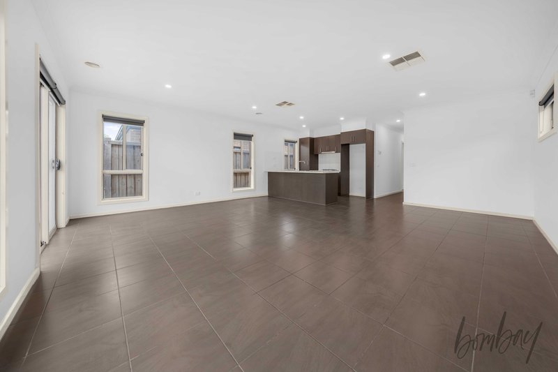 Photo - 15 Degraves Street, Mickleham VIC 3064 - Image 10