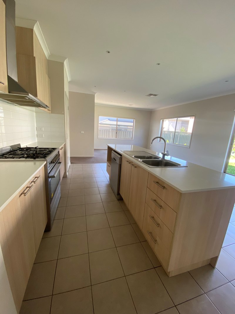 Photo - 15 Divan Place, Craigieburn VIC 3064 - Image 3